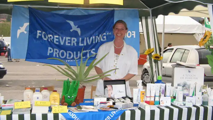 Martina Hahn con uno stand informativo sui prodotti Forever Living Products